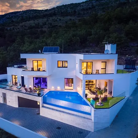 빌라 Hill, Heated Infinity Pool, Jacuzzi, Sauna, 5 En-suite Bedrooms, A Media