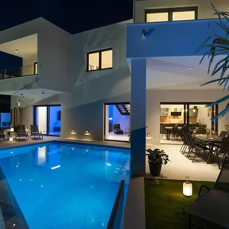 빌라 Hill, Heated Infinity Pool, Jacuzzi, Sauna, 5 En-suite Bedrooms, A Media *