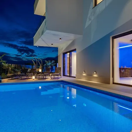 Hill, Heated Infinity Pool, Jacuzzi, Sauna, 5 En-suite Bedrooms, A Media 빌라 Tugare