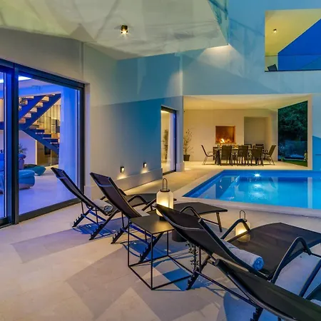Hill, Heated Infinity Pool, Jacuzzi, Sauna, 5 En-suite Bedrooms, A Media *