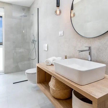 Hill, Heated Infinity Pool, Jacuzzi, Sauna, 5 En-suite Bedrooms, A Media
