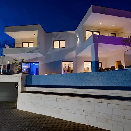 Hill, Heated Infinity Pool, Jacuzzi, Sauna, 5 En-suite Bedrooms, A Media 빌라