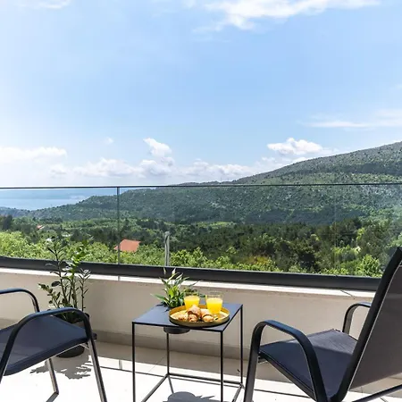 Hill, Heated Infinity Pool, Jacuzzi, Sauna, 5 En-suite Bedrooms, A Media *