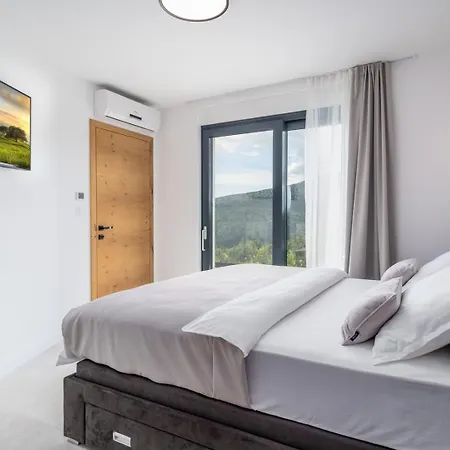 Hill, Heated Infinity Pool, Jacuzzi, Sauna, 5 En-suite Bedrooms, A Media 빌라