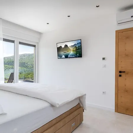 Hill, Heated Infinity Pool, Jacuzzi, Sauna, 5 En-suite Bedrooms, A Media 빌라