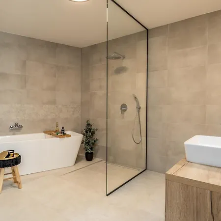 Hill, Heated Infinity Pool, Jacuzzi, Sauna, 5 En-suite Bedrooms, A Media *