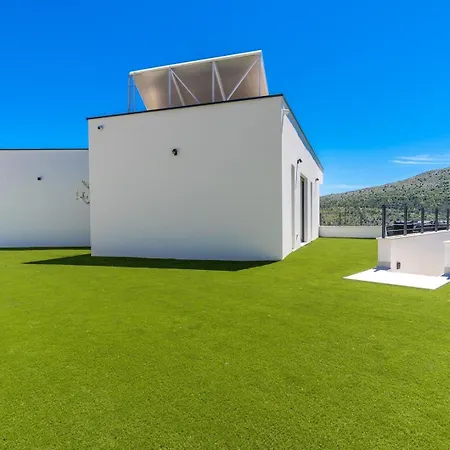 Hill, Heated Infinity Pool, Jacuzzi, Sauna, 5 En-suite Bedrooms, A Media 빌라 Tugare