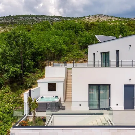 Hill, Heated Infinity Pool, Jacuzzi, Sauna, 5 En-suite Bedrooms, A Media 빌라 Tugare
