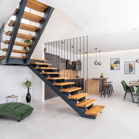 Hill, Heated Infinity Pool, Jacuzzi, Sauna, 5 En-suite Bedrooms, A Media *