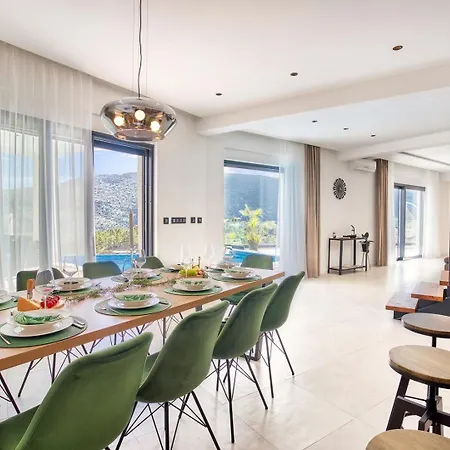 Hill, Heated Infinity Pool, Jacuzzi, Sauna, 5 En-suite Bedrooms, A Media