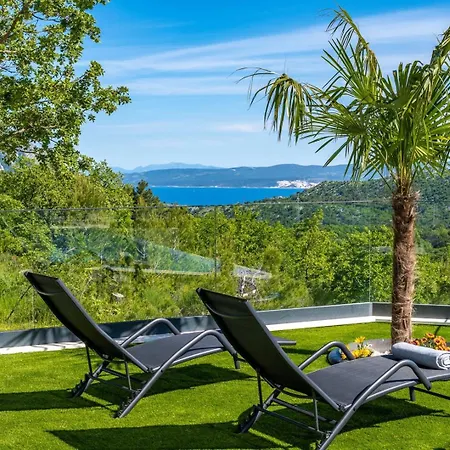Hill, Heated Infinity Pool, Jacuzzi, Sauna, 5 En-suite Bedrooms, A Media