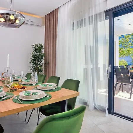 Hill, Heated Infinity Pool, Jacuzzi, Sauna, 5 En-suite Bedrooms, A Media 빌라