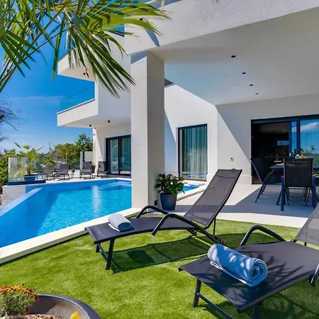 Hill, Heated Infinity Pool, Jacuzzi, Sauna, 5 En-suite Bedrooms, A Media 빌라 Tugare