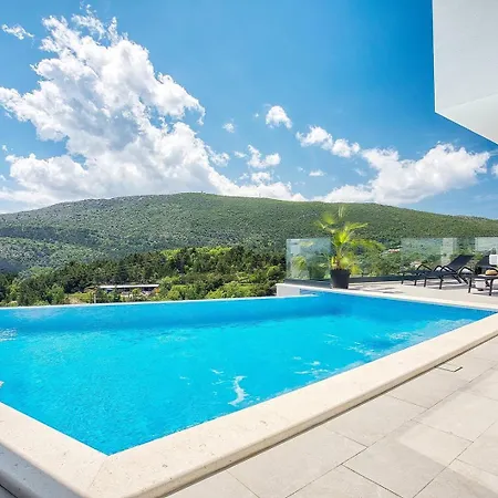 Hill, Heated Infinity Pool, Jacuzzi, Sauna, 5 En-suite Bedrooms, A Media *