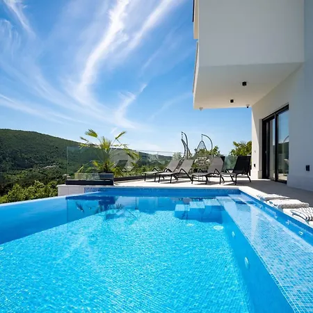 Hill, Heated Infinity Pool, Jacuzzi, Sauna, 5 En-suite Bedrooms, A Media Tugare