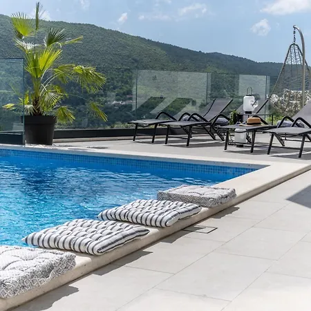 Hill, Heated Infinity Pool, Jacuzzi, Sauna, 5 En-suite Bedrooms, A Media 빌라